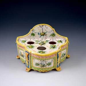 Portafiori con decoro a festoni e strumenti musicali